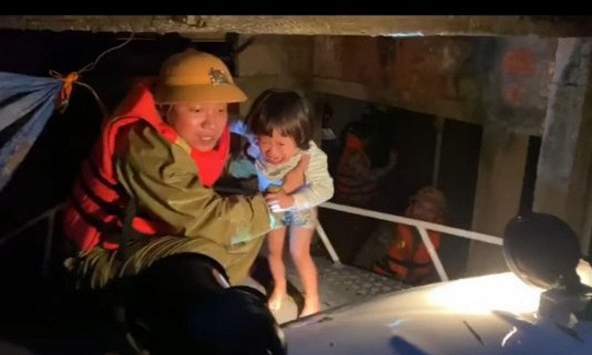 Quảng Trị, Huế, Quảng Nam...di dời, hỗ trợ khẩn cấp người dân vũng lũ