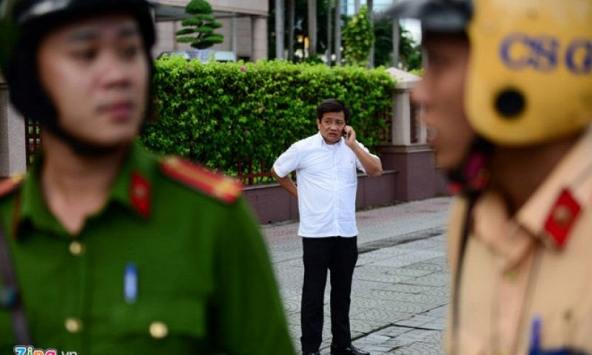 Sài Gòn mưa lớn, ông Đoàn Ngọc Hải vẫn xuống đường dẹp vỉa hè