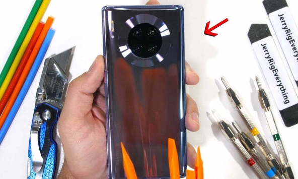 Sẽ ra sao khi “tra tấn” Huawei Mate 30 Pro bằng dao rọc giấy, hơ lửa và bẻ cong?