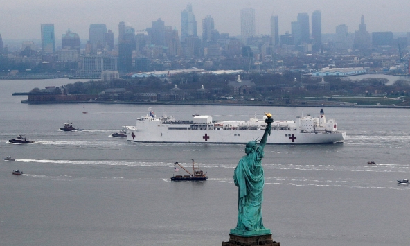 Siêu tàu bệnh viện hải quân Mỹ đến New York ứng phó với dịch bệnh COVID-19