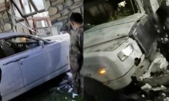 Siêu xe  Rolls-Royce Phantom vỡ nát đầu sau cú đâm sập tường nhà dân