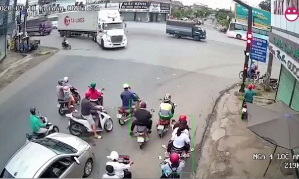 Tai nạn kinh hoàng khi xe máy tạt đầu container