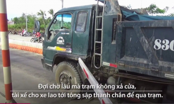 Tài xế tông thanh chắn, lao ôtô qua trạm BOT Sóc Trăng