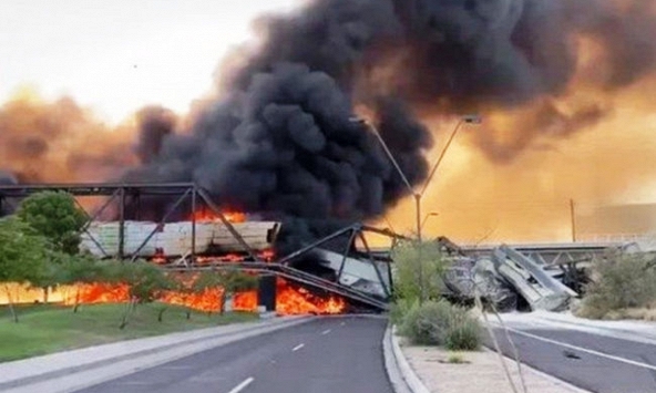 Tàu chở hàng chệch đường ray bốc cháy tại Mỹ