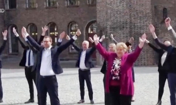 Thủ tướng Na Uy cùng các bộ trưởng nhảy 'giãn cách xã hội'