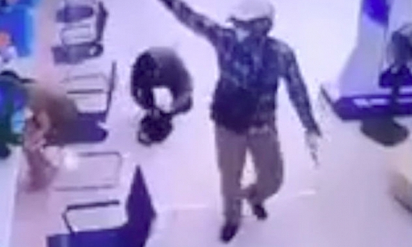 Toàn cảnh hai đối tượng cướp tiền, đe doạ nhân viên trong ngân hàng BIDV