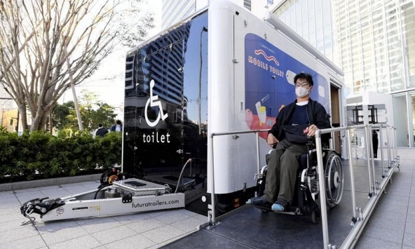 Toyota và Lixil phát minh nhà vệ sinh di động cho người ngồi xe lăn