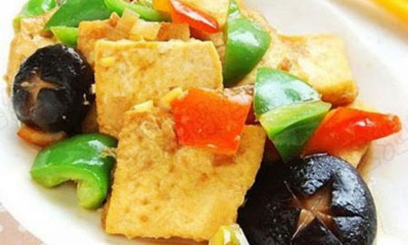 Trổ tài làm đậu hũ xào ngũ sắc cho rằm tháng 7