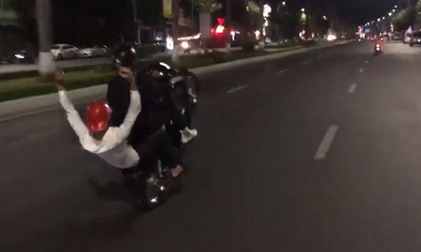 Truy tìm hai thanh niên bốc đầu xe náo loạn cầu Rồng, Đà Nẵng
