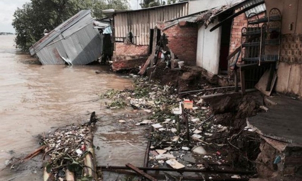 Vĩnh Long: Sông Hậu sạt lở khiến 3 mẹ con bất ngờ 'tuột' xuống sông