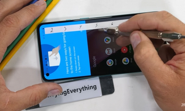 Vừa mới ra mắt, OnePlus 8T đã bị tra tấn bằng dao rọc giấy, hơ lửa và bẻ cong