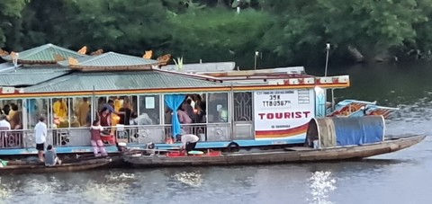 Xả vàng mã trên sông Hương, 2 chủ thuyền bị phạt 8 triệu đồng