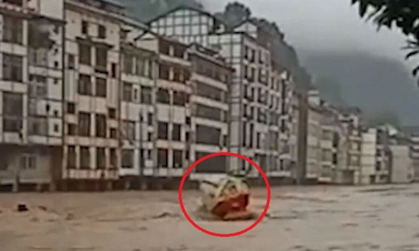 Xe bồn bị lũ lụt cuốn trôi ở Trung Quốc