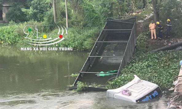 Xe đầu kéo lao thẳng xuống sông, tài xế và phụ xe may mắn thoát chết