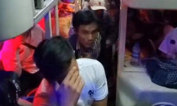 Xe khách 40 chỗ nhồi nhét 82 người, tài xế không xuất trình được GPLX