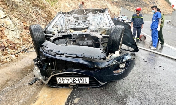 Xe ô tô lật ngửa bốc cháy dữ dội khi lao vào vách núi