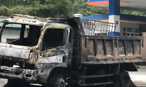 Xe tải bốc cháy ngay sát cây xăng tại Cao Bằng