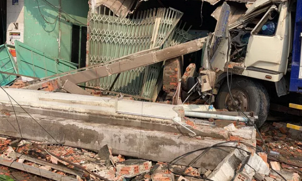 Hiện trường vụ tai nạn kinh hoàng ở Biên Hòa, người và xe nằm la liệt