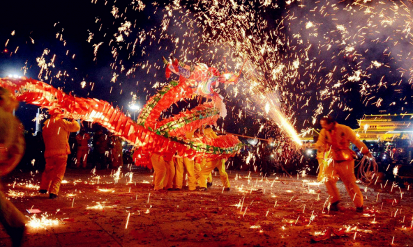 Múa rồng 'phun lửa' trong lễ đón Tết Nguyên đán ở Trung Quốc