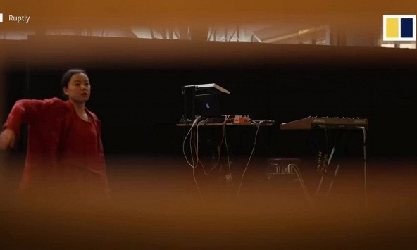 Xem khiêu vũ qua lỗ nhìn trộm giữa đại dịch COVID-19 ở Nhật Bản