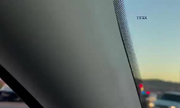 Hạ cánh xuống đường cao tốc, máy bay tông trúng xe hơi