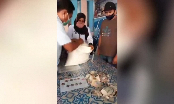 Cụ ông 81 tuổi chở 9 bao tải tiền lẻ gửi tiết kiệm: Hy hữu ở Indonesia