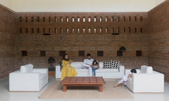 Nhà đẹp 500m2 được làm bằng gạch của doanh nhân rượu vang