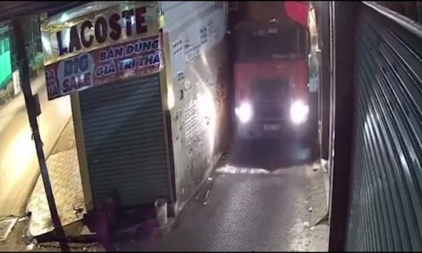 Container 'chui' vào hẻm khiến nhà dân bị rung lắc ở Thủ Đức