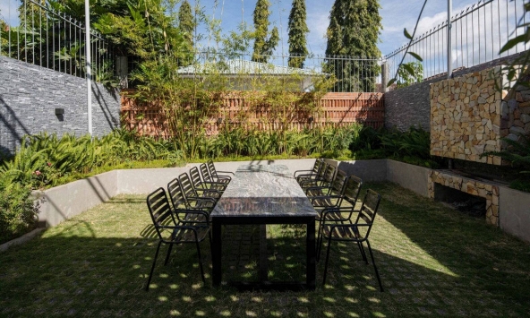 Ngôi nhà thiết kế bằng gạch và gỗ để giảm tiếng ồn, khói bụi