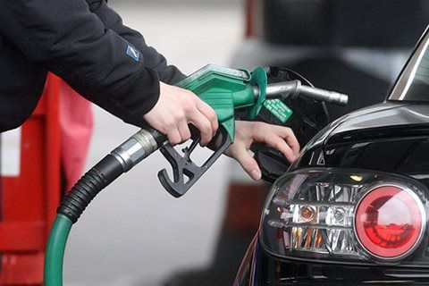 Giá dầu giảm mạnh, về ngưỡng 60 USD/thùng