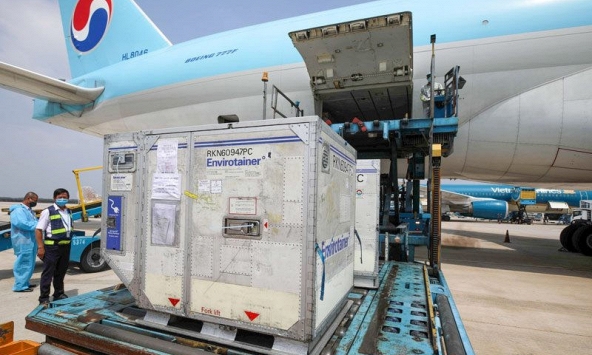 Cận cảnh lô vaccine COVID-19 vừa về Việt Nam