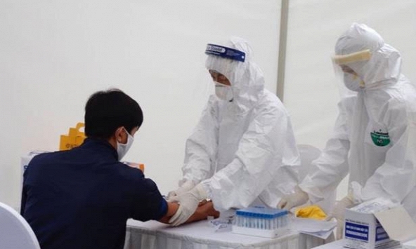 Lấy mẫu xét nghiệm COVID-19 khoảng 3.000 người ở Hải Dương