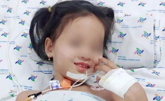 Bé gái 7 tuổi bỗng liệt tứ chi vì hội chứng thần kinh hiếm gặp