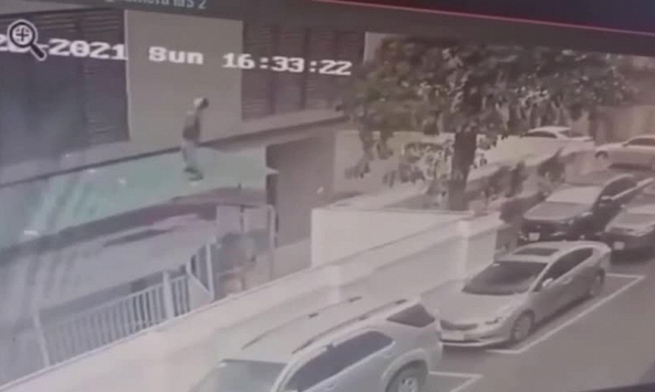 Nguyễn Ngọc Mạnh chia sẻ clip góc quay khác về cú đỡ bé gái rơi từ tầng 12A