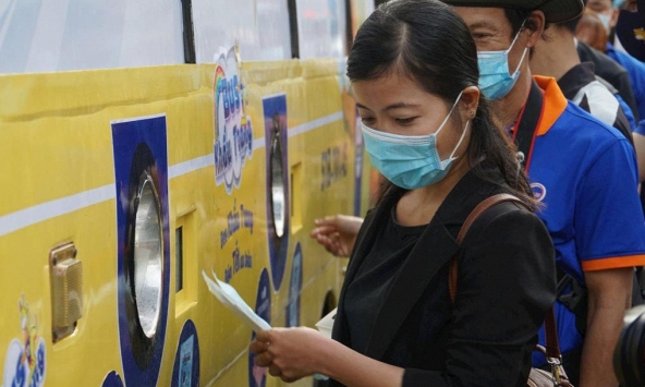 Sau 'ATM gạo', Sài Gòn có thêm xe buýt phát... khẩu trang miễn phí tự động
