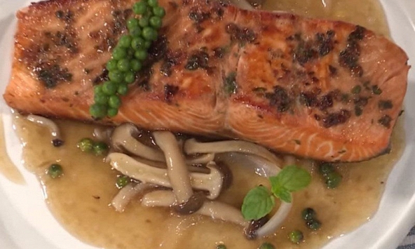 Cá hồi áp chảo sốt tiêu xanh chua cay đậm đà, ăn hoài không ngán