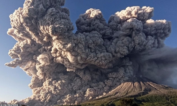Núi lửa Sinabung ở Indonesia bất ngờ phun tro bụi dữ dội