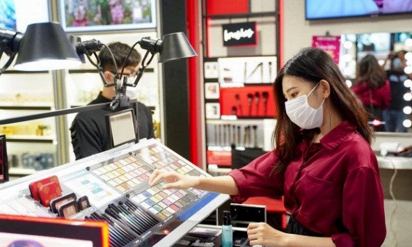 'Nếu bạn buồn, hãy tô thêm một chút son môi'