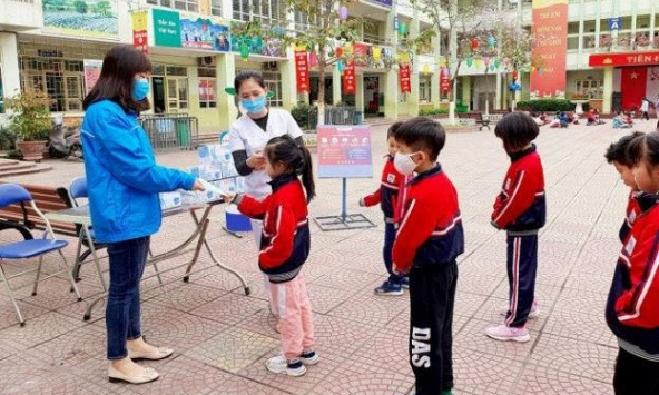 Sunshine Homes tài trợ 50.000 khẩu trang y tế dành tặng học sinh Hà Nội ngày đến trường