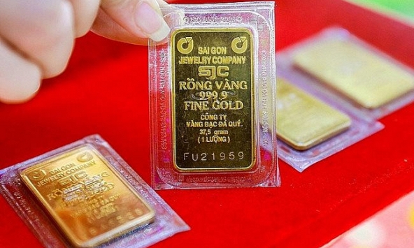 Giá vàng đồng loạt giảm, trong nước vẫn cao hơn thế giới hơn 8,3 triệu đồng/lượng