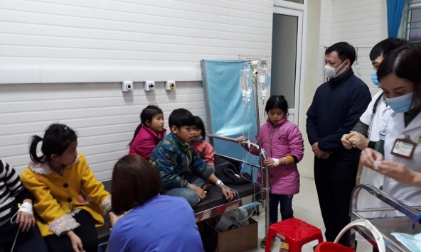 Ăn vặt trước cổng trường, 32 học sinh ở Hà Giang nhập viện cấp cứu