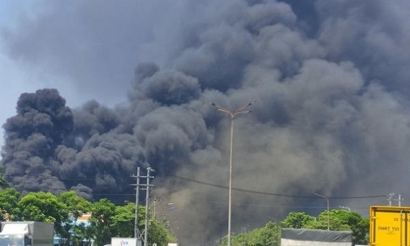 Đang sửa chữa, Công ty Tôn Hoa Sen ở Bình Dương bốc cháy dữ dội