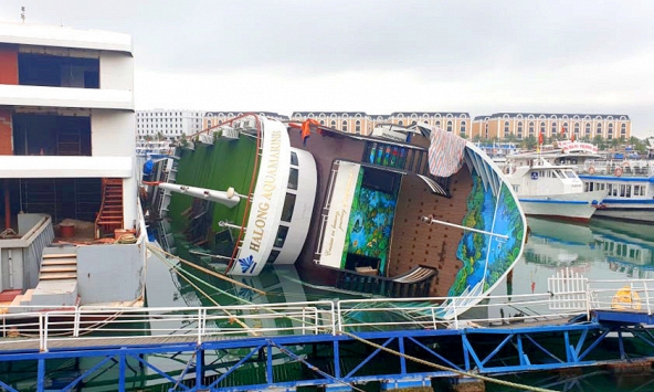 Du thuyền tiền tỷ lật ngang khi đang neo đậu ở cảng tàu Tuần Châu