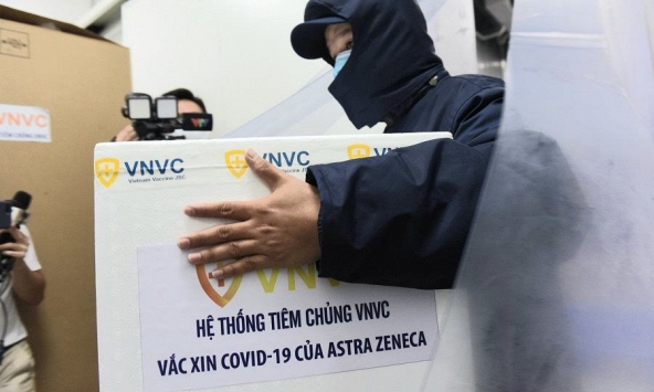 Những hình ảnh đầu tiên về buổi tiêm vaccine COVID-19