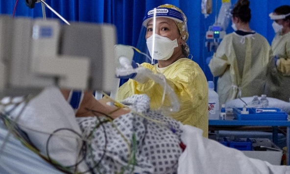 Bệnh nhân COVID-19 tử vong sau 3 giờ cương dương liên tục