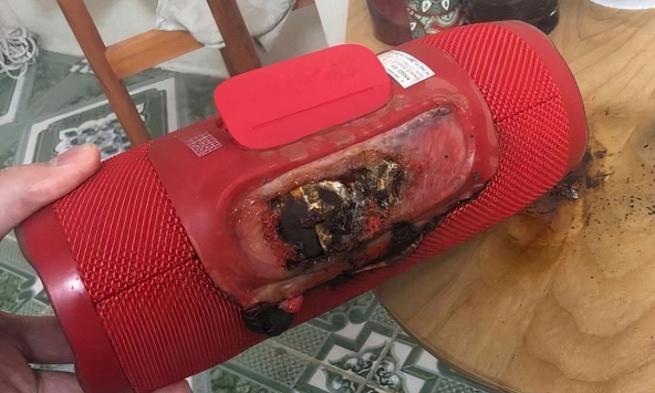 Cắm sạc 24/24, loa Bluetooth JBL Charge 3 phát nổ ở Việt Nam