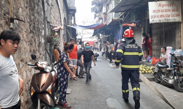 Cháy lớn tại cửa hàng trong phố Gầm Cầu, Hà Nội