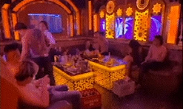 Chị chồng 'bá đạo', lái Mercedes đến tận quán karaoke đánh ghen thay em dâu