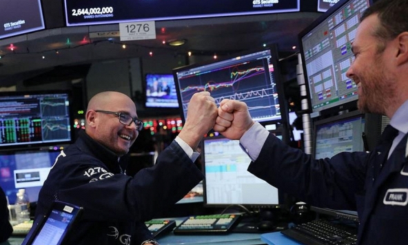 Chứng khoán Mỹ tăng điểm trong khi Fed tiếp tục áp dụng chính sách 'thả lỏng' về lãi suất 