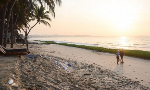 COVID-19 - cơ hội để du lịch biển Việt Nam 'đập đi xây lại'